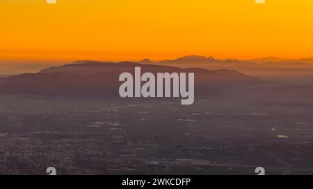 Blick aus der Vogelperspektive über die Berge im Norden der Gemeinschaft Valencia bei Sonnenuntergang (Castellón, Gemeinschaft Valencia, Spanien) Stockfoto