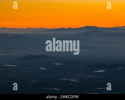 Blick aus der Vogelperspektive über die Berge im Norden der Gemeinschaft Valencia bei Sonnenuntergang (Castellón, Gemeinschaft Valencia, Spanien) Stockfoto