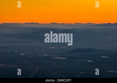 Blick aus der Vogelperspektive über die Berge im Norden der Gemeinschaft Valencia bei Sonnenuntergang (Castellón, Gemeinschaft Valencia, Spanien) Stockfoto