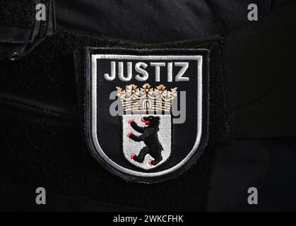 Berlin, Deutschland. Februar 2024. Das Logo auf der Uniform eines Justizbeamten beim Amtsgericht Berlin. Quelle: Soeren Stache/dpa/Alamy Live News Stockfoto