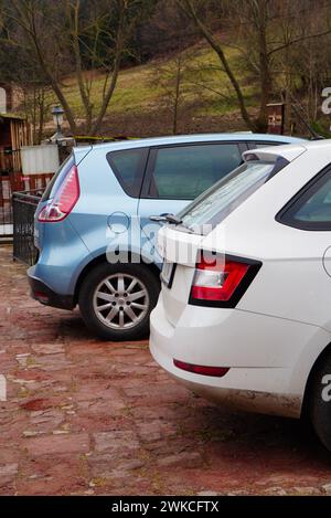 Mehrere Autos parkten hintereinander auf der Straße Stockfoto