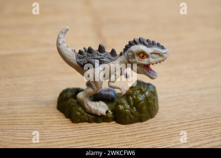 Spielzeug-Dinosaurier auf hellem Holztisch Stockfoto