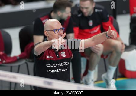 Sosnowiec, Polen. Februar 2024. Trainer Giampaolo Medei von Asseco Resovia, der beim Volleyballspiel des CEV Volleyball Cup 2024 zwischen Aluron CMC Warta Zawiercie und Asseco Resovia Rzeszow in Hall (ArcelorMittal Park) zu sehen war. Endergebnis; Aluron CMC Warta Zawiercie 2:2 (2:3) Asseco Resovia Rzeszow Credit: SOPA Images Limited/Alamy Live News Stockfoto