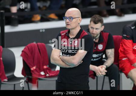 Sosnowiec, Polen. Februar 2024. Trainer Giampaolo Medei von Asseco Resovia, der beim Volleyballspiel des CEV Volleyball Cup 2024 zwischen Aluron CMC Warta Zawiercie und Asseco Resovia Rzeszow in Hall (ArcelorMittal Park) zu sehen war. Endergebnis; Aluron CMC Warta Zawiercie 2:2 (2:3) Asseco Resovia Rzeszow Credit: SOPA Images Limited/Alamy Live News Stockfoto