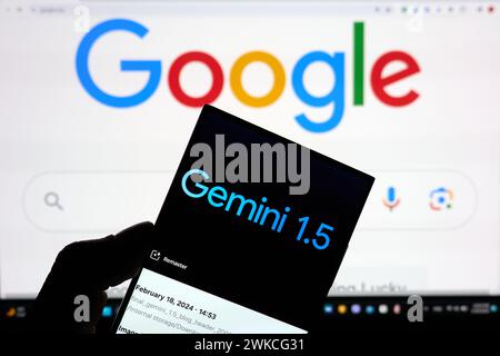 Google Gemini Logo in großer Sprache auf einem Bildschirm Stockfoto