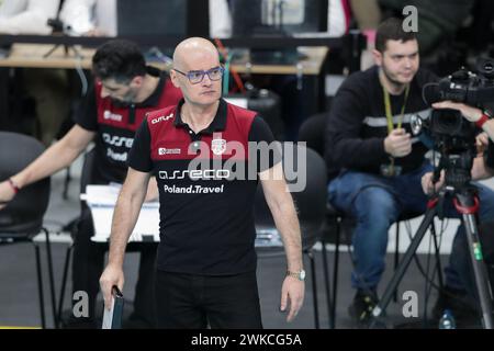 Sosnowiec, Polen. Februar 2024. Trainer Giampaolo Medei von Asseco Resovia, der beim Volleyballspiel des CEV Volleyball Cup 2024 zwischen Aluron CMC Warta Zawiercie und Asseco Resovia Rzeszow in Hall (ArcelorMittal Park) zu sehen war. Endergebnis; Aluron CMC Warta Zawiercie 2:2 (2:3) Asseco Resovia Rzeszow Credit: SOPA Images Limited/Alamy Live News Stockfoto