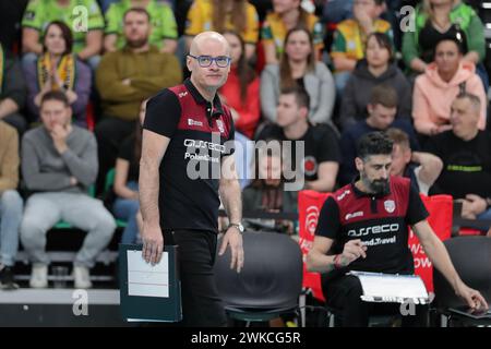 Sosnowiec, Polen. Februar 2024. Trainer Giampaolo Medei von Asseco Resovia, der beim Volleyballspiel des CEV Volleyball Cup 2024 zwischen Aluron CMC Warta Zawiercie und Asseco Resovia Rzeszow in Hall (ArcelorMittal Park) zu sehen war. Endergebnis; Aluron CMC Warta Zawiercie 2:2 (2:3) Asseco Resovia Rzeszow Credit: SOPA Images Limited/Alamy Live News Stockfoto