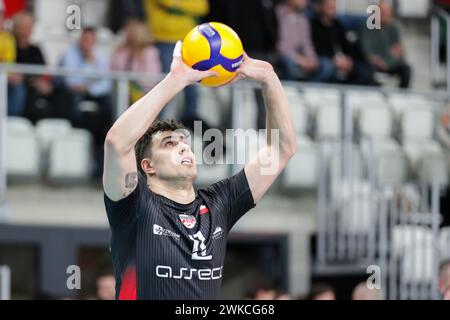 Sosnowiec, Polen. Februar 2024. Fabian Drzyzga von Asseco Resovia wurde beim Volleyballspiel 2024 zwischen Aluron CMC Warta Zawiercie und Asseco Resovia Rzeszow in Hall (ArcelorMittal Park) in Aktion genommen. Endergebnis; Aluron CMC Warta Zawiercie 2:2 (2:3) Asseco Resovia Rzeszow Credit: SOPA Images Limited/Alamy Live News Stockfoto