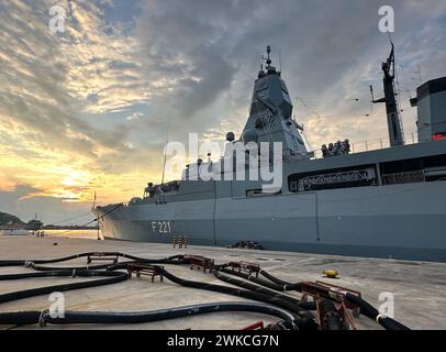 Souda, Griechenland. Februar 2024. Die Fregatte "Hessen" in Souda Bay, Kreta. Kurz vor dem gefährlichen Einsatz der Fregatte "Hessen" im Roten Meer wird Verteidigungsminister Pistorius am Dienstag die 240 Soldaten an Bord besuchen. Der Minister flog am Montagabend nach Kreta, wo das 143 Meter lange Kriegsschiff derzeit auf seinem Weg von Wilhelmshaven zum Einsatzgebiet einen Zwischenstopp einlegt. Quelle: Michael Fischer/dpa/Alamy Live News Stockfoto