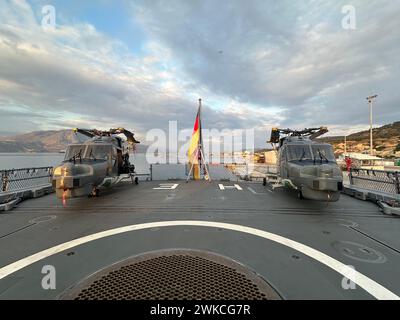 Souda, Griechenland. Februar 2024. Die Fregatte Hessen liegt in der Souda Bay auf Kreta. Kurz vor dem gefährlichen Einsatz der Fregatte "Hessen" im Roten Meer wird Verteidigungsminister Pistorius am Dienstag die 240 Soldaten an Bord besuchen. Der Minister flog am Montagabend nach Kreta, wo das 143 Meter lange Kriegsschiff derzeit auf seinem Weg von Wilhelmshaven zum Einsatzgebiet einen Zwischenstopp einlegt. Quelle: Michael Fischer/dpa/Alamy Live News Stockfoto