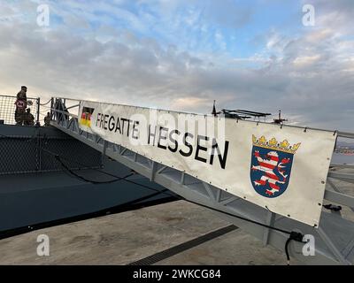 Souda, Griechenland. Februar 2024. Die Fregatte Hessen liegt in der Souda Bay auf Kreta. Kurz vor dem gefährlichen Einsatz der Fregatte "Hessen" im Roten Meer wird Verteidigungsminister Pistorius am Dienstag die 240 Soldaten an Bord besuchen. Der Minister flog am Montagabend nach Kreta, wo das 143 Meter lange Kriegsschiff derzeit auf seinem Weg von Wilhelmshaven zum Einsatzgebiet einen Zwischenstopp einlegt. Quelle: Michael Fischer/dpa/Alamy Live News Stockfoto