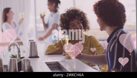 Bild von Herzsymbolen über glücklichen Freunden, die Bier trinken Stockfoto