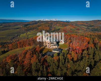 Levoca, Slowakei - aus der Vogelperspektive die Basilika der Besichtigung der Heiligen Jungfrau Maria an einem sonnigen Herbsttag mit farbenfrohem Herbstlaub. Hohe Tatra Stockfoto