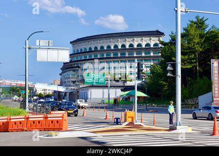 Donghae City, Südkorea - 28. Juli 2019: Das Donghae Boyang Hot Spring Convention Hotel mit seiner kolosseumähnlichen Fassade steht majestätisch wie ein Stockfoto
