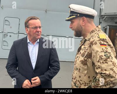 Souda, Griechenland. Februar 2024. Boris Pistorius (SPD), Bundesverteidigungsminister, und der Kommandant, Fregattenkapitän Volker Kübsch, stehen an Bord der Fregatte Hessen in der Souda-Bucht auf Kreta. Kurz vor dem gefährlichen Einsatz der Fregatte "Hessen" im Roten Meer wird Verteidigungsminister Pistorius am Dienstag die 240 Soldaten an Bord besuchen. Der Minister flog am Montagabend nach Kreta, wo das 143 Meter lange Kriegsschiff derzeit auf seinem Weg von Wilhelmshaven zum Einsatzgebiet einen Zwischenstopp einlegt. Quelle: Michael Fischer/dpa/Alamy Live News Stockfoto