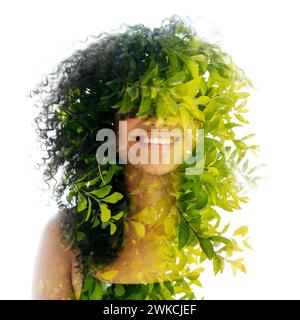 Ein doppelt belichtetes Porträt einer jungen Frau mit krausen Haaren, die mit Blättern verschmolzen ist Stockfoto