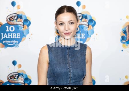 Berlin, Deutschland. Februar 2024. Lena Meckel, Schauspielerin, kommt zur Amazon Prime Party zum 10. Jahrestag. Die Amazon Prime Party zum 10-jährigen Bestehen findet im Rahmen der 74. Internationalen Filmfestspiele Berlin statt. Quelle: Hannes P. Albert/dpa/Alamy Live News Stockfoto