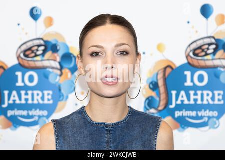 Berlin, Deutschland. Februar 2024. Lena Meckel, Schauspielerin, kommt zur Amazon Prime Party zum 10. Jahrestag. Die Amazon Prime Party zum 10-jährigen Bestehen findet im Rahmen der 74. Internationalen Filmfestspiele Berlin statt. Quelle: Hannes P. Albert/dpa/Alamy Live News Stockfoto