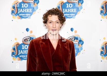 Berlin, Deutschland. Februar 2024. Daniel Donskoy, Schauspieler, kommt zur Amazon Prime Party zum 10. Jahrestag. Die Amazon Prime Party zum 10-jährigen Bestehen findet im Rahmen der 74. Internationalen Filmfestspiele Berlin statt. Quelle: Hannes P. Albert/dpa/Alamy Live News Stockfoto
