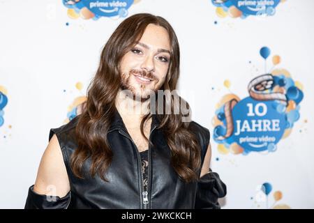 Berlin, Deutschland. Februar 2024. Riccardo Simonetti, Moderator, kommt zur Amazon Prime Party zum 10. Jahrestag. Die Amazon Prime Party zum 10-jährigen Bestehen findet im Rahmen der 74. Internationalen Filmfestspiele Berlin statt. Quelle: Hannes P. Albert/dpa/Alamy Live News Stockfoto