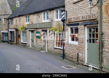 Geschäfte entlang der Church Street am späten Nachmittag. Stall on the Wold, Gloucestershire, Cotswolds, England Stockfoto