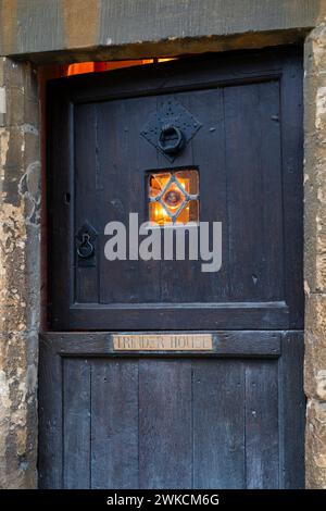 Licht im Fenster eines alten Stallhauses in Chipping Campden, Cotswolds, Gloucestershire, England Stockfoto