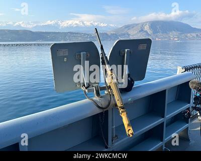 Souda, Griechenland. Februar 2024. Ein MG3-Maschinengewehr an Bord der Fregatte Hessen in Souda Bay, Kreta. Kurz vor dem gefährlichen Einsatz der Fregatte "Hessen" im Roten Meer wird Verteidigungsminister Pistorius am Dienstag die 240 Soldaten an Bord besuchen. Der Minister flog am Montagabend nach Kreta, wo das 143 Meter lange Kriegsschiff derzeit auf seinem Weg von Wilhelmshaven zum Einsatzgebiet einen Zwischenstopp einlegt. Quelle: Michael Fischer/dpa/Alamy Live News Stockfoto