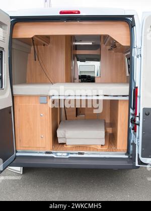 Modernes Wohnmobil-Interieur. Elegante Materialien und Verarbeitung. Thema Motorcoaching Stockfoto