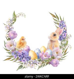 Aquarellfarbe, kleines Pfirsichkaninchen sitzt im Blumenkranz. Osterhase und gelbe Küken, dekorative Eier gelb, blau, violett. Kopierbereich. Temp Stockfoto