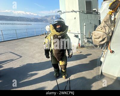 Souda, Griechenland. Februar 2024. Ein Minentaucher besteigt die Fregatte „Hessen“ in Souda Bay, Kreta. Kurz vor dem gefährlichen Einsatz der Fregatte "Hessen" im Roten Meer besucht Verteidigungsminister Pistorius am Dienstag die 240 Soldaten an Bord. Der Minister flog am Montagabend nach Kreta, wo das 143 Meter lange Kriegsschiff derzeit auf seinem Weg von Wilhelmshaven zum Einsatzgebiet einen Zwischenstopp einlegt. Quelle: Michael Fischer/dpa/Alamy Live News Stockfoto