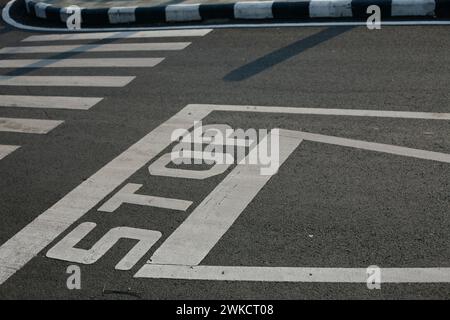 Kreuzung, Stoppwortmarkierung auf der Straße in Kediri, Ost-Java, Indonesien Stockfoto