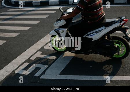 Kreuzung, Stoppwortmarkierung auf der Straße in Kediri, Ost-Java, Indonesien Stockfoto