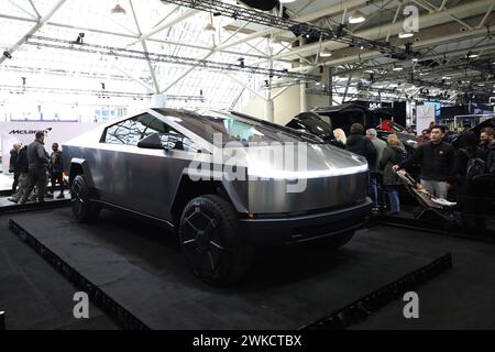 Toronto, Kanada. Februar 2024. Der Tesla Cybertruck ist am 19. Februar 2024 auf der Canadian International Auto Show in Toronto (Kanada) zu sehen. (Foto: Arrush Chopra/NurPhoto)0 Credit: NurPhoto SRL/Alamy Live News Stockfoto