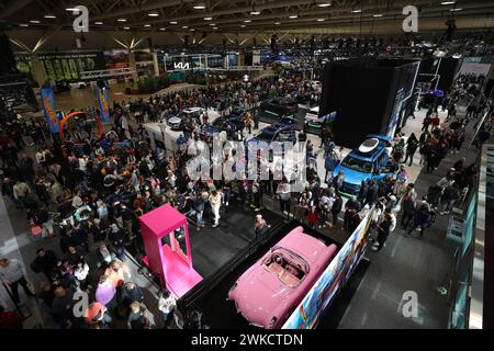 Toronto, Kanada. Februar 2024. Besucher besuchen die Canadian International Auto Show 2024 in Toronto, Kanada, am 19. Februar 2024. (Foto: Arrush Chopra/NurPhoto) Credit: NurPhoto SRL/Alamy Live News Stockfoto