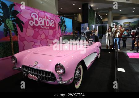 Toronto, Kanada. Februar 2024. Auf der Canadian International Auto Show in Toronto, Kanada, am 19. Februar 2024 fotografieren die Menschen ein Barbie-Cabrio. (Foto: Arrush Chopra/NurPhoto) Credit: NurPhoto SRL/Alamy Live News Stockfoto