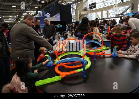 Toronto, Kanada. Februar 2024. Kinder spielen mit Hot Wheels Cars auf der Canadian International Auto Show in Toronto, Kanada, am 19. Februar 2024. (Foto: Arrush Chopra/NurPhoto) Credit: NurPhoto SRL/Alamy Live News Stockfoto