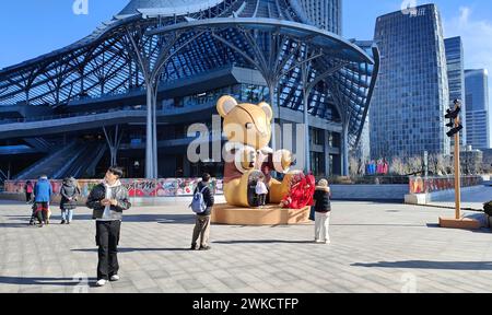 Shanghai, China. Februar 2024. Die chinesische Modemarke BUER BEAR feiert am 16. Februar 2024 ihre Weltpremiere in der Phoenix Nest Mall in Shanghai, China. (Foto: Costfoto/NurPhoto) Credit: NurPhoto SRL/Alamy Live News Stockfoto