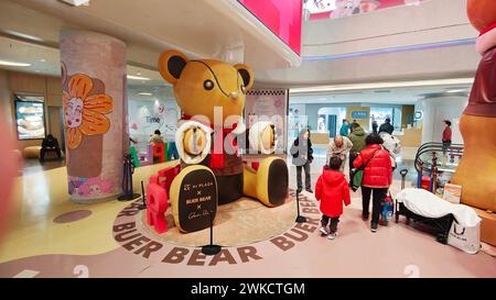 Shanghai, China. Februar 2024. Die chinesische Modemarke BUER BEAR feiert am 16. Februar 2024 ihre Weltpremiere in der Phoenix Nest Mall in Shanghai, China. (Foto: Costfoto/NurPhoto) Credit: NurPhoto SRL/Alamy Live News Stockfoto