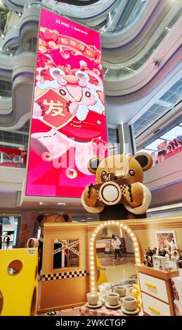 Shanghai, China. Februar 2024. Die chinesische Modemarke BUER BEAR feiert am 16. Februar 2024 ihre Weltpremiere in der Phoenix Nest Mall in Shanghai, China. (Foto: Costfoto/NurPhoto) Credit: NurPhoto SRL/Alamy Live News Stockfoto