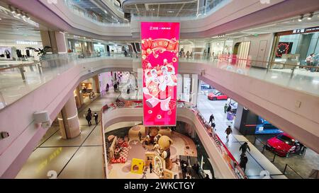 Shanghai, China. Februar 2024. Die chinesische Modemarke BUER BEAR feiert am 16. Februar 2024 ihre Weltpremiere in der Phoenix Nest Mall in Shanghai, China. (Foto: Costfoto/NurPhoto) Credit: NurPhoto SRL/Alamy Live News Stockfoto