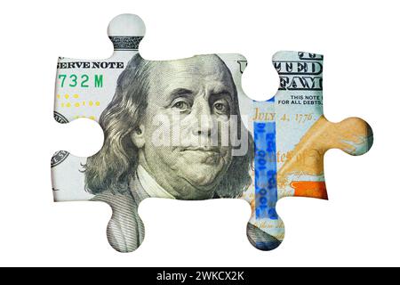 Weißer Hintergrund mit einem Puzzleteil, das ein Porträt von Benjamin Franklin von einem US-Dollar-Schein zeigt. Finanzplanung und Investitionskonzept. Stockfoto