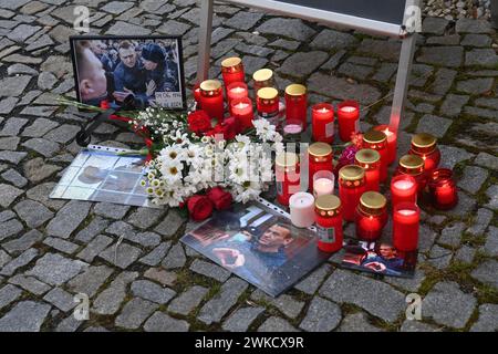 Olomouc, Tschechische Republik. Februar 2024. Die Menschen zünden Kerzen zum Gedenken an den russischen Oppositionspolitiker Alexej Nawalny an, der am 19. Februar 2024 in einem Gefangenenlager an der Universität Palacky in Olomouc (Tschechische Republik) starb. Quelle: Ludek Perina/CTK Photo/Alamy Live News Stockfoto