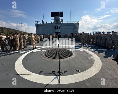 Souda, Griechenland. Februar 2024. Soldaten stehen an Bord der Fregatte „Hessen“ in Souda Bay, Kreta. Kurz vor dem gefährlichen Einsatz der Fregatte "Hessen" im Roten Meer wird Verteidigungsminister Pistorius am Dienstag die 240 Soldaten an Bord besuchen. Der Minister flog am Montagabend nach Kreta, wo das 143 Meter lange Kriegsschiff derzeit auf seinem Weg von Wilhelmshaven zum Einsatzgebiet einen Zwischenstopp einlegt. Quelle: Michael Fischer/dpa/Alamy Live News Stockfoto