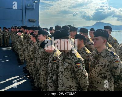 Souda, Griechenland. Februar 2024. Soldaten stehen an Bord der Fregatte „Hessen“ in Souda Bay, Kreta. Kurz vor dem gefährlichen Einsatz der Fregatte "Hessen" im Roten Meer wird Verteidigungsminister Pistorius am Dienstag die 240 Soldaten an Bord besuchen. Der Minister flog am Montagabend nach Kreta, wo das 143 Meter lange Kriegsschiff derzeit auf seinem Weg von Wilhelmshaven zum Einsatzgebiet einen Zwischenstopp einlegt. Quelle: Michael Fischer/dpa/Alamy Live News Stockfoto
