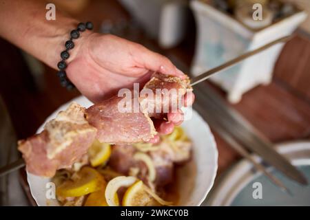 Sommer-Grill im Hinterhof mit handgefertigten Kebabs zum Grillen Stockfoto