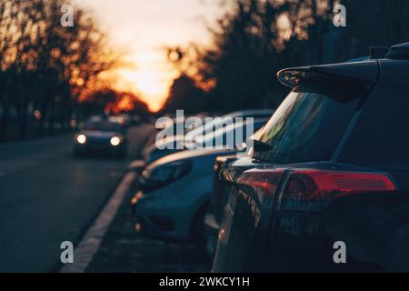 Autos auf dem Parkplatz bei Sonnenuntergang, selektiver Fokus Stockfoto