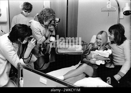 ABBA-Sängerin Agnetha Fältskog und Ehemann Björn Ulvaeus mit ihrer neugeborenen Tochter Linda Ulvaeus, am 27. Februar 1973 in Stockholm, Schweden.Foto: Ulla Lemberg / Aftonbladet / TT-Code 2512 Stockfoto