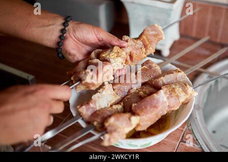 Sommer-Grill im Hinterhof mit handgefertigten Kebabs zum Grillen Stockfoto