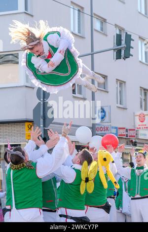 Köln, Deutschland - 11. Februar 2024 lustige Straßenmusiker in bunten Kleidern feiern den Karneval der Frauen, Rosenmontag Parade. Stockfoto