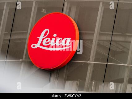 Wetzlar, Deutschland. Februar 2024. Das Leica-Logo ist an der Außenfassade angebracht. Die deutsche Leica Camera AG hat ihren Hauptsitz im Leitz-Park in Wetzlar. Das Unternehmen der optischen Industrie ist unter anderem für seine hochwertigen Kameras, Objektive und Ferngläser bekannt. Darlegung: Andreas Arnold/dpa/Alamy Live News Stockfoto